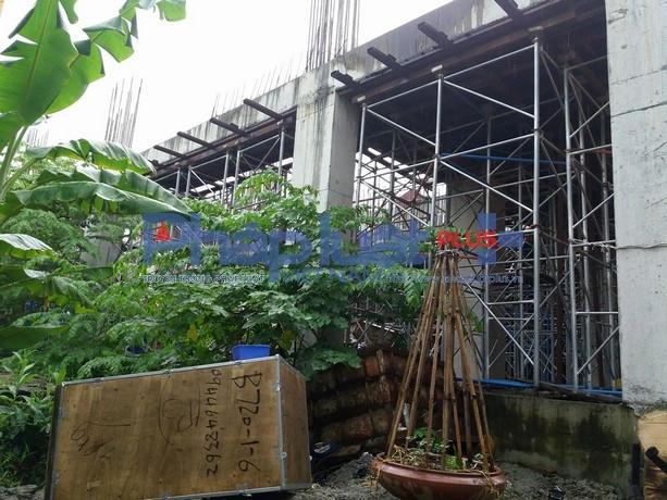 Mọi thứ trong công trình nằm ngổn ngang.