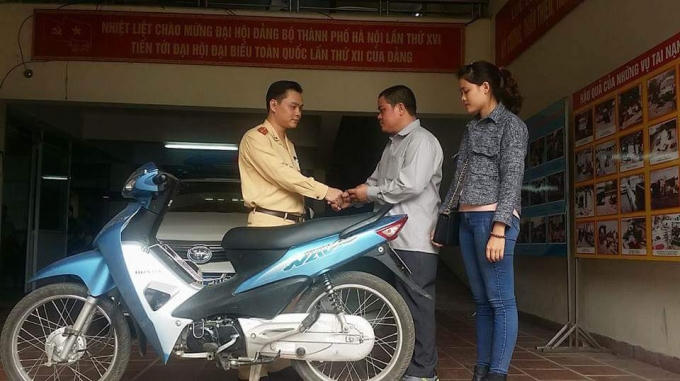 Gia đình chị Huyền vui mừng nhận lại chiếc xe đã bị mất trộm hơn một tháng trước.