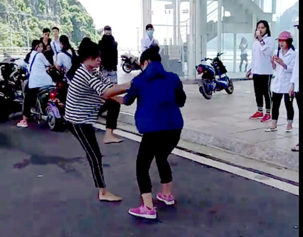 Khi sự việc xảy ra, rất đông bạn bè đứng ngoài theo dõi, reo hò, cổ vũ và quay clip mà không hề can ngăn. (Ảnh cắt từ clip)