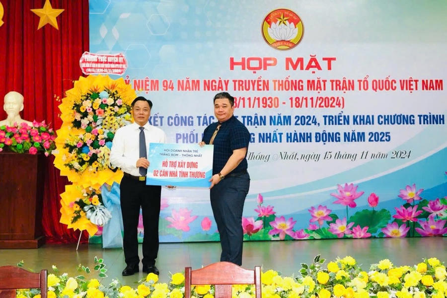 Lãnh đạo Chi Hội Doanh nhân Trẻ Trảng Bom - Thống Nhất trao biểu trưng hỗ trợ xây dựng 2 căn nhà tình thương trên địa bàn huyện Thống Nhất