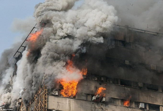 Theo Dailymail, vụ hỏa hoạn xảy ra vào sáng sớm hôm nay (8h sáng theo giờ địa phương). Khoảng 200 nhân viên cứu hỏa đã được điều động đến hiện trường để dập tắt đám cháy. (Ảnh: Reuters)