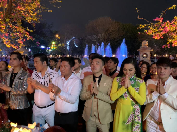 Danh ca Ngọc Sơn cưỡi thuyền rồng, hát Quan họ và tặng vàng cho khán giả Bắc Ninh