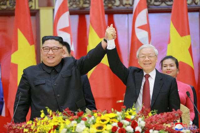 Hai nhà lãnh đạo nắm tay nhau tại tại tiệc chiêu đãi.