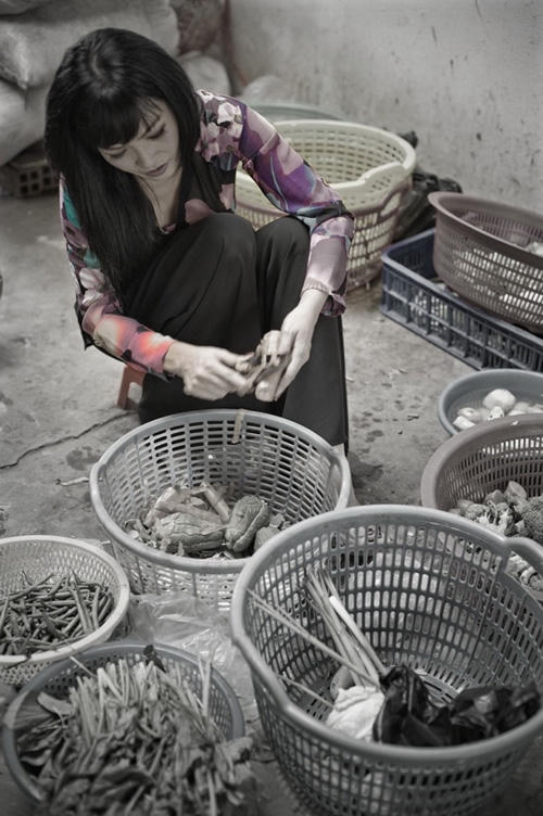 Phương Thanh chế biến đồ ăn chay từ rau, củ, quả.