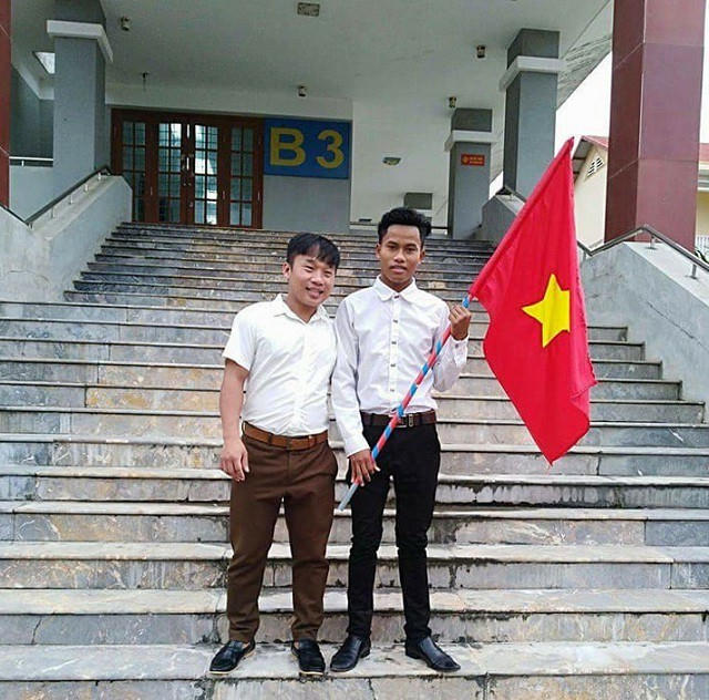 Đinh Đường (bên phải) đang thực tập sư phạm tại Trường Tiểu học Hải Thành (thành phố Đồng Hới, Quảng Bình).