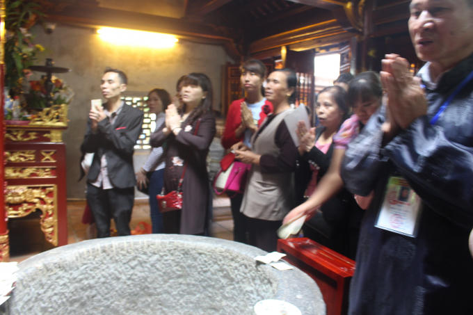 Tại đền Giếng - du khách thả tiền xuống giếng ngọc cũng như thành tâm xin công chúa Ngọc Hoa và công chúa Tiên Dung một năm mới an khang, hạnh phúc và bình an.