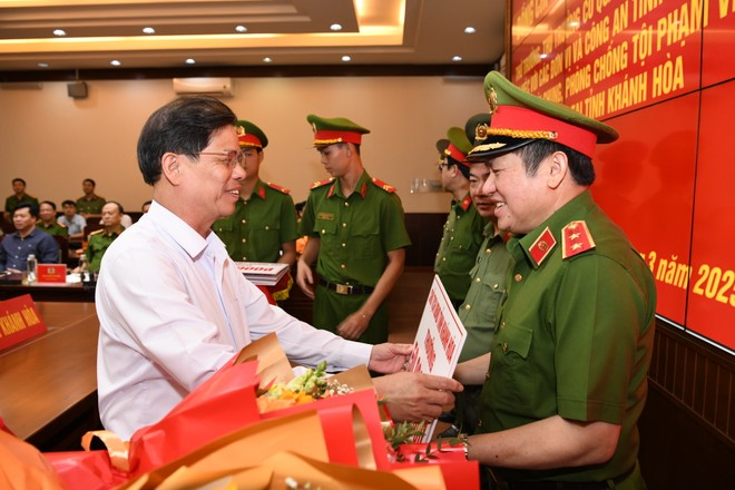 Ông Nguyễn Tấn Tuân, Chủ tịch UBND tỉnh Khánh Hòa trao Quyết định khen thưởng của UBND tỉnh cho 5 tập thể, cá nhân có thành tích xuất sắc trong công tác đấu tranh chuyên án.