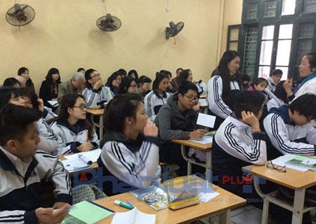 Cô Thanh Hà thực nghiệm 2 tiết giáo dục mở tại trường THPT Đinh Tiên Hoàng (Ba Đình, Hà nội). Ảnh NVCC.