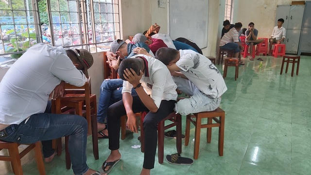 Các thanh niên phê ma túy bị mời về trụ sở công an làm việc