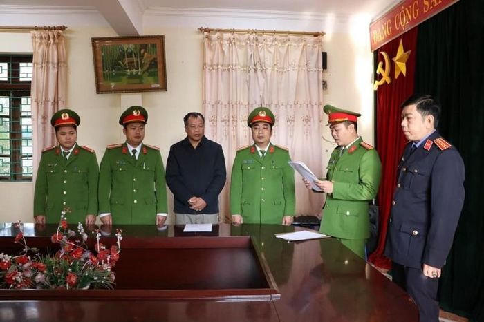 Cơ quan điều tra đọc quyết định khởi tố đối với Nguyễn Văn Vấn. (Ảnh: CACC)