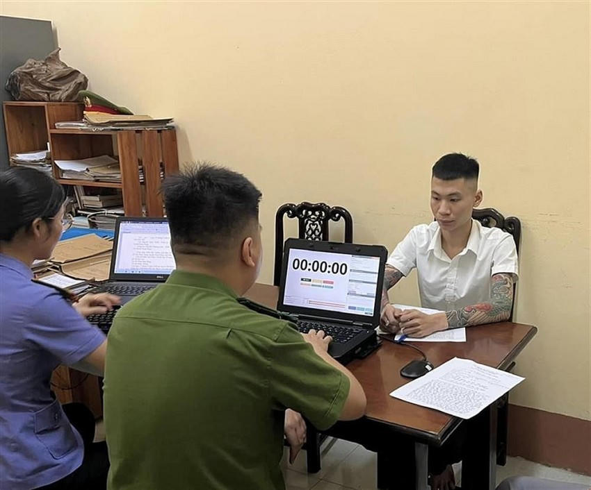Lực lượng chức năng tiến hành lấy lời khai các đối tượng. Ảnh: Bộ Công an.