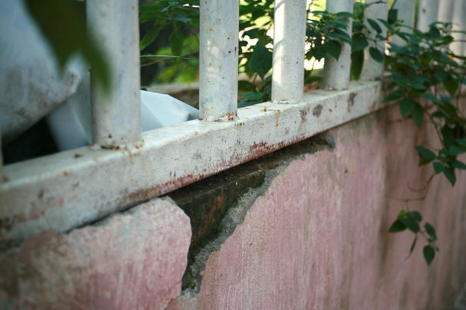 Tường bong tróc