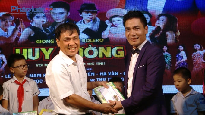 Huy Cường: Mang &acirc;m nhạc tri &acirc;n qu&ecirc; hương