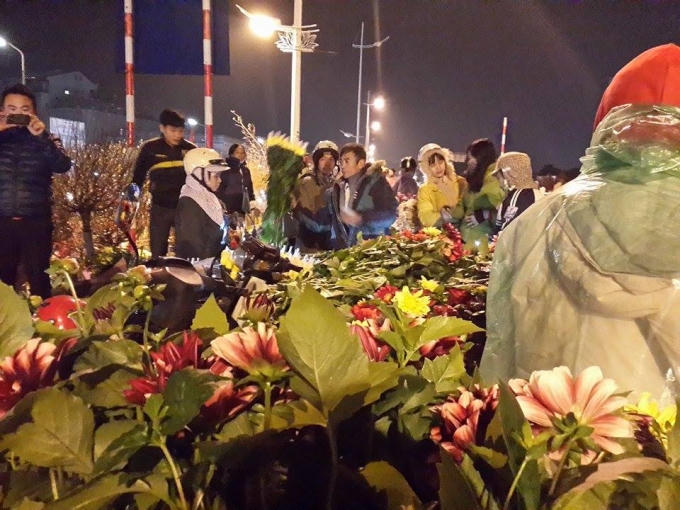 Hoa bày bán ở đây phong phú về chủng loại.