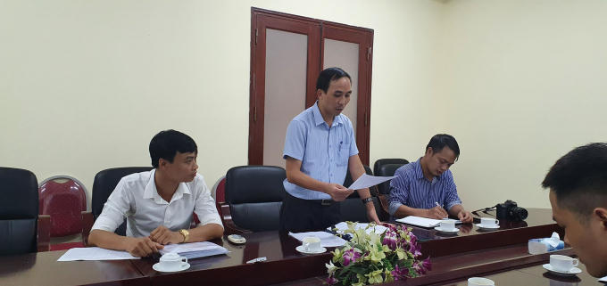 Ông Lê Tất Thành (áo cọc xanh) Phó viện hoá học trưởng viện hoá học các hợp chất thiên nhiên Viện hàn lâm khoa học và công nghệ Việt Nam làm việc với phóng viên.