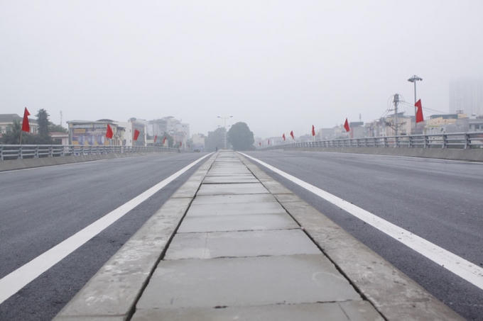 Giải ph&acirc;n c&aacute;ch ph&acirc;n chia hai b&ecirc;n đường.