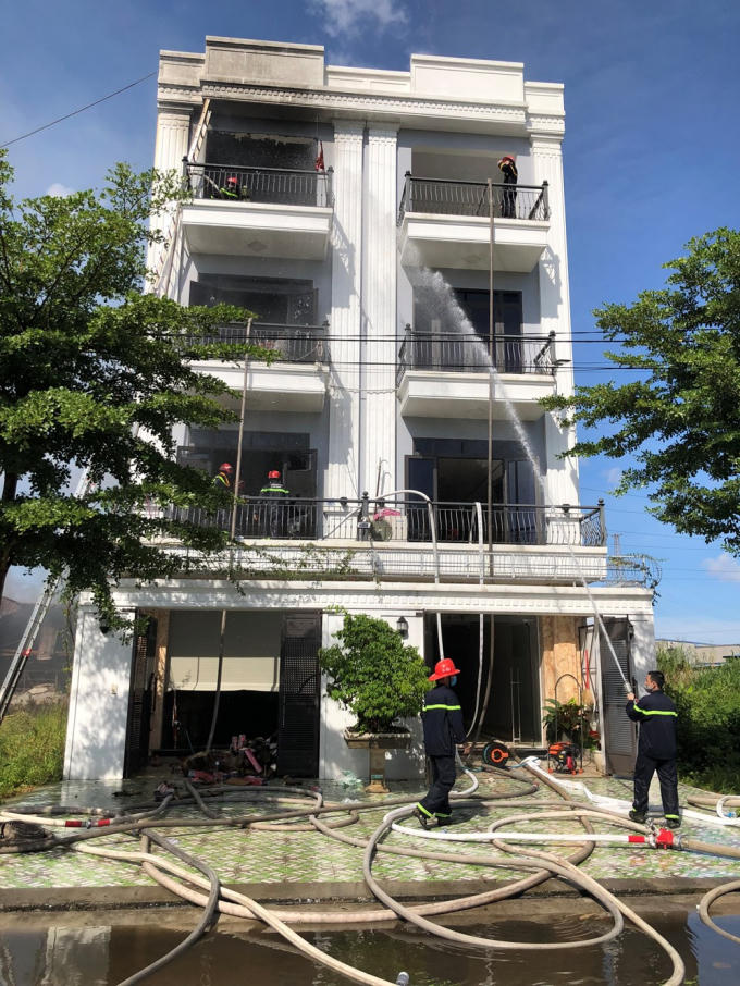 Huy động 8 xe chữa cháy và cứu nạn cứu hộ, xe chuyên dùng và hơn 100 cbcs tham gia chữa cháy.