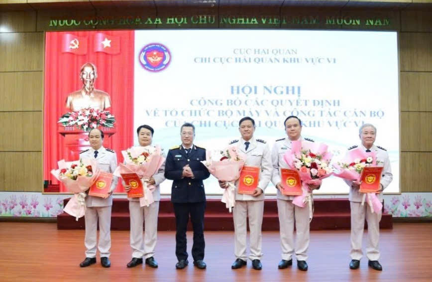 Đại diện lãnh đạo Cục Hải quan trao Quyết định, tặng hoa cho 5 Phó Chi cục trưởng Hải quan khu vực VI.