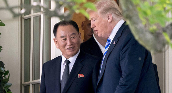 Phó chủ tịch đảng Lao động Triều Tiên Kim Yong-chol (trái) và Tổng thống Mỹ Donald Trump gặp nhau ở Washington hồi đầu năm. Ông Kim Yong-chol sẽ tháp tùng Chủ tịch Kim Jong-un trong bữa tối với ông Trump ở khách sạn Metropole tối nay. Ảnh: AP.
