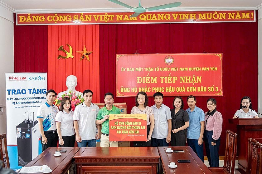 Báo Pháp luật Việt Nam trao tặng quà tới đại diện huyện Văn Yên - Yên Bái.