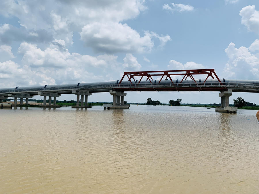 Tại vị trí vượt sông có khẩu độ thông thuyền 30m, chiều cao tĩnh không 6m, kết cấu là ống thép đặt trên giàn thép. Ảnh: Kỳ Lâm