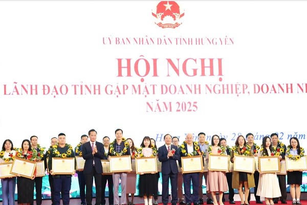 Lãnh đạo tỉnh Hưng Yên trao Bằng khen tặng các doanh nghiệp có nhiều đóng góp vào sự phát triển kinh tế - xã hội tỉnh năm 2024.
