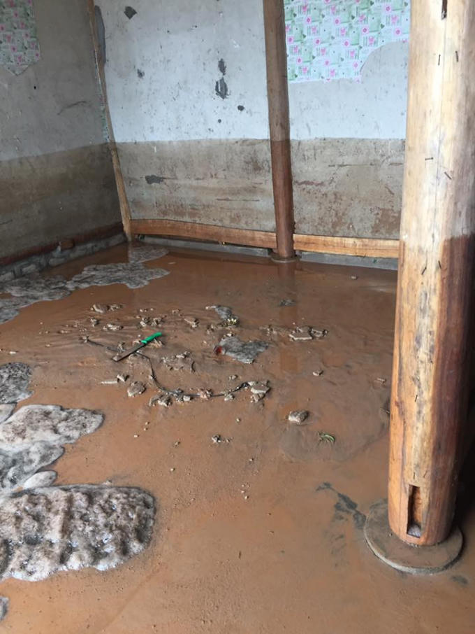 Chất thải tràn vào nhà dân. Ảnh CTV