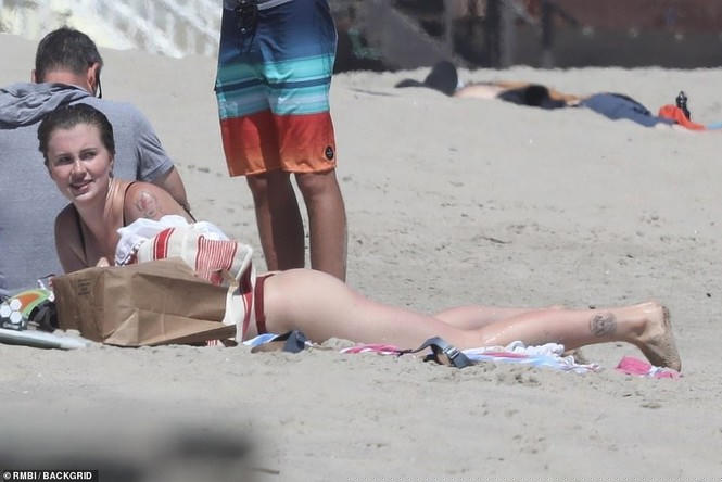 Mẫu 9x Ireland Baldwin 'thả thính' với bikini nhỏ xíu, siêu 'bốc lửa' ở biển - ảnh 12