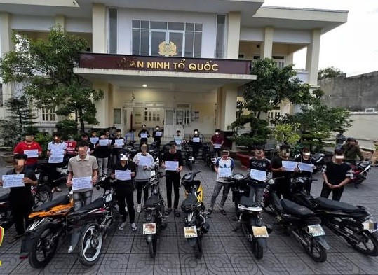 Cảnh sát giao thông TP HCM ngăn chặn nhóm 24 thanh thiếu niên tụ tập đua xe trái phép. (Ảnh: Cục Cảnh sát giao thông)
