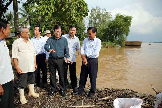 Đoàn công tác thị sát, kiểm tra tình hình lũ.