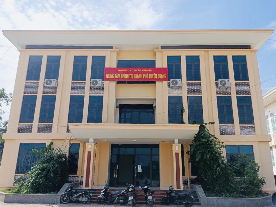 Trung tâm chính trị cấp xã với giám đốc, phó giám đốc và giảng viên. (Ảnh: Cổng thông điện tử tỉnh Tuyên Quang)