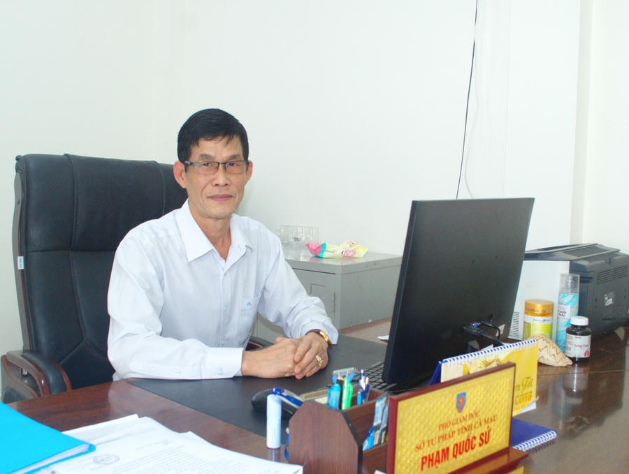 TS Phạm Quốc Sử - Phó Giám đốc Sở Tư pháp tỉnh Cà Mau, trao đổi với phóng viên.