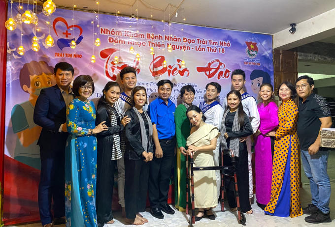 Bí thư Tỉnh Đoàn Bình Phước Trần Quốc Duy (thứ 6, từ trái sang), anh Đỗ Phương - Trưởng Nhóm Khám bệnh nhân đạo Trái Tim Nhỏ (bìa trái) và nữ nhà văn Trần Trà My (thứ 8, từ trái sang) hào hứng tham gia đêm nhạc