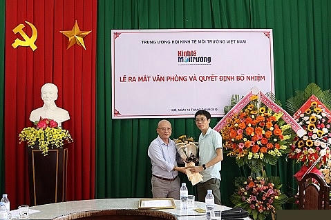 Ông Đặng Thanh Lưu (phải) tặng hoa chúc mừng Văn phòng miền Trung.