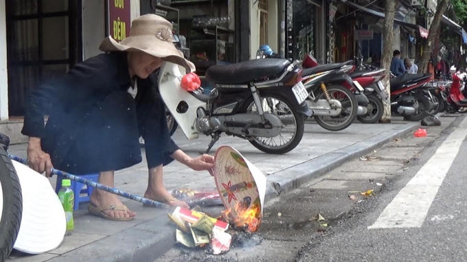 Người dân đốt vàng mã trên vỉa hè, lòng đường trên các tuyến phố ở Hà Nội một cách thiếu ý thức