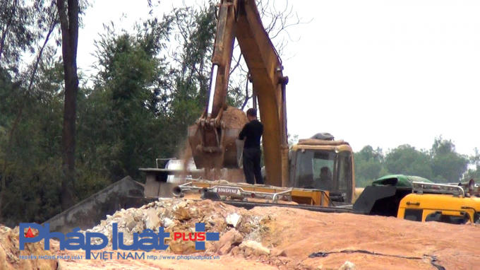Máy xúc, xe tải ngày đêm "xẻ đồi" đi bán trái phép nhưng dường như vì nể nang nên UBND huyện Phú Bình (Thái Nguyên) đã "làm ngơ".