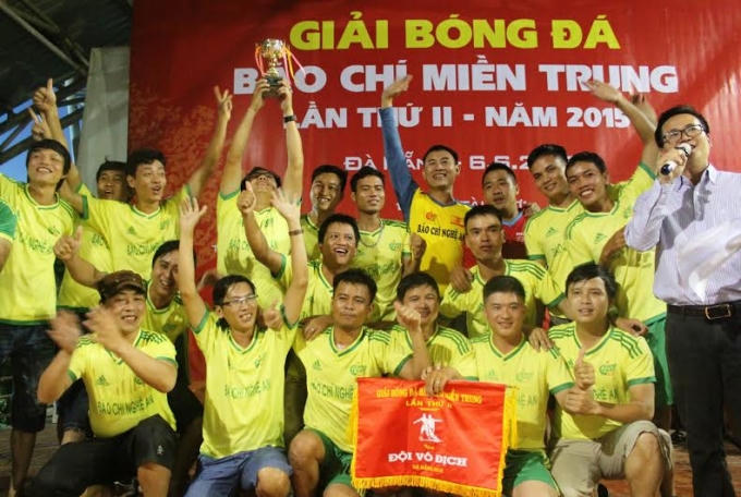CLB Liên quân báo chí Nghệ An đăng quang chức vô địch giải báo chí miền Trung lần thứ 2 năm 2015 được tổ chức tại Đà Nẵng.