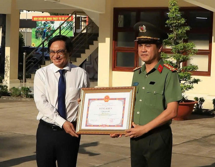 Phó Chủ tịch UBND tỉnh Đồng Nai Nguyễn Sơn Hùng trao bằng khen cho Đại tá Nguyễn Đức Hải, Giám đốc Công an tỉnh (ảnh: CA Đồng Nai).