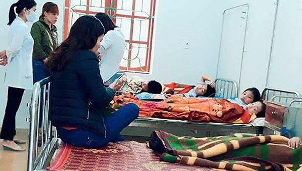 7 em học sinh được điều trị khi có triệu chứng đau bụng, buồn nôn nghi ngộ độc thực phẩm (Ảnh: Hoàng Nam)