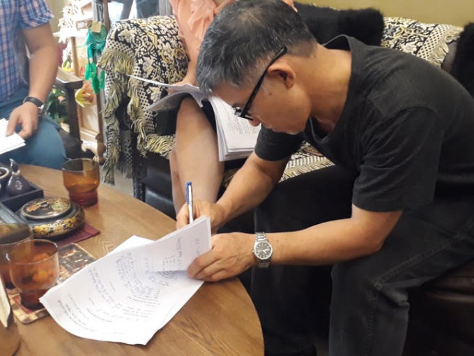 Đại diện cơ sở thẩm mỹ Lavie en Rose Beauty &amp; Spa kí vào biên bản kiểm tra.