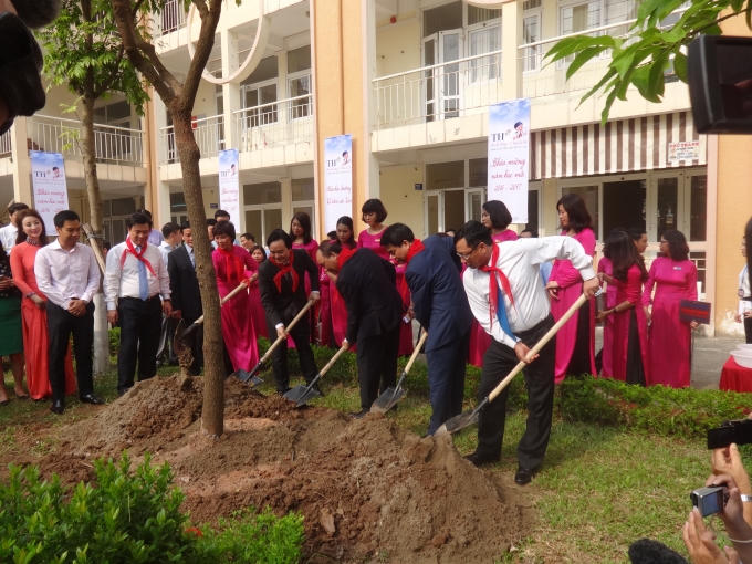 Ngay sau lễ khai giảng năm học mới, Thủ tướng Nguyễn Xuân Phúc, Bộ trường Bộ GD&amp;ĐT Phùng Xuân Nhạ và Chủ tịch UBND TP Hà Nội Nguyễn Đức Chung cùng đại diện lãnh đạo nhà trường đã trồng cây lưu niệm.