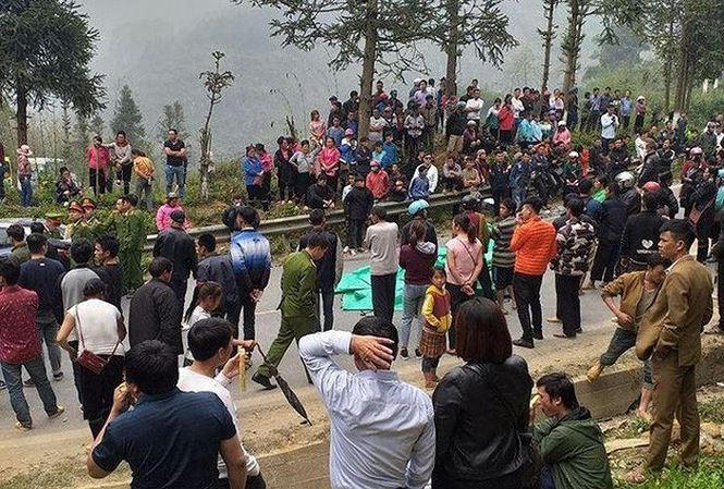 Người dân tập trung tại hiện trường vụ tai nạn. Ảnh: IE.