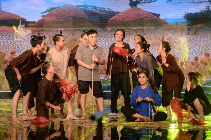 Huy Kh&aacute;nh, Ngọc Lan ch&egrave;n &eacute;p, l&agrave;m kh&oacute; người t&agrave;n tật