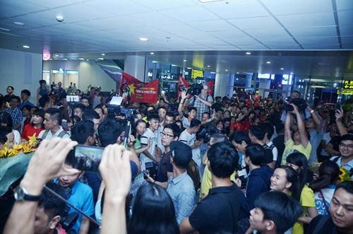CĐV cuồng nhiệt chào đón xạ thủ Hoàng Xuân Vinh.