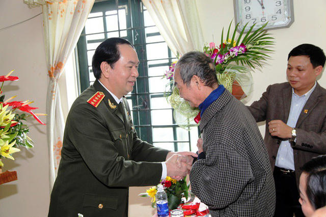 Trước đó, khi còn làm Bộ trưởng Công an, Đại tướng Trần Đại Quang đã về thăm thầy giáo cũ của mình là thầy Phạm Thạnh, nguyên Hiệu trưởng trường THPT Kim Sơn B để tri ân thầy đã dạy dỗ trong những ngày học dưới mái trường cấp 3 quê nhà.