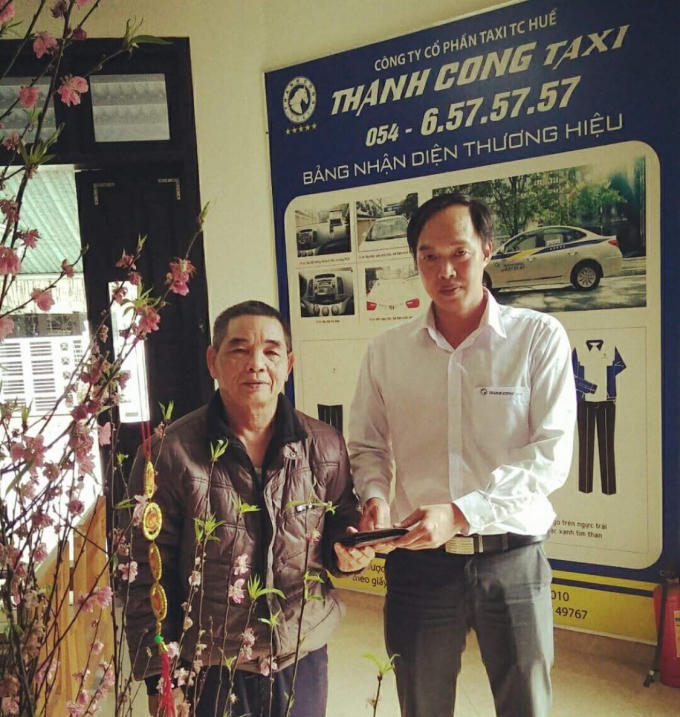 Đại diện Taxi Thành Công Huế trao trả lại cho khách hàng đầy đủ tiền mặt và giấy tờ tùy thân.