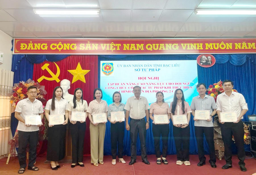 Ông Vưu Nghị Bình - Giám đốc Sở Tư pháp Bạc Liêu, trao Giấy chứng nhận cho các đại biểu đã hoàn thành lớp bồi dưỡng tập huấn cho đội ngũ công chức Tư pháp khi tổ chức chính quyền địa phương 2 cấp (lớp tập huấn lần thứ 2).