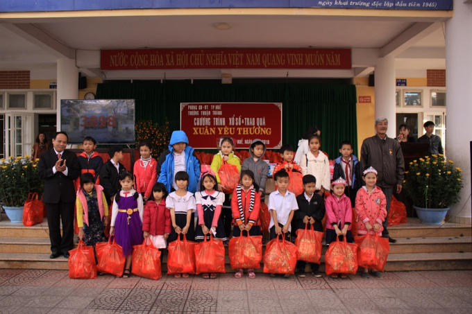 Những món quà đến với các cháu trường tiểu học Thuận Thành.