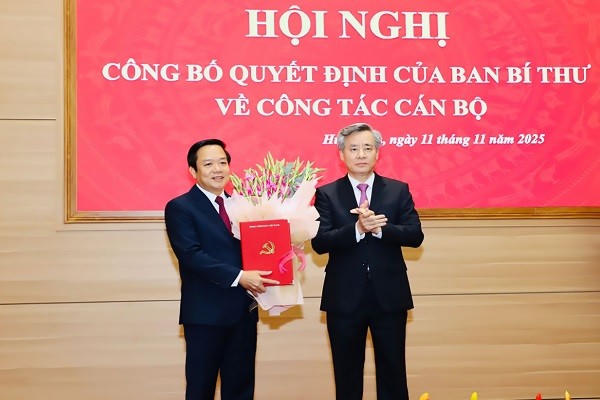 Ủy viên Trung ương Đảng, Phó Trưởng Ban Tổ chức Trung ương Nguyễn Quang Dương trao Quyết định và tặng hoa chúc mừng ông Phạm Quang Ngọc, Phó Bí thư Tỉnh ủy Hưng Yên nhiệm kỳ 2025-2030.