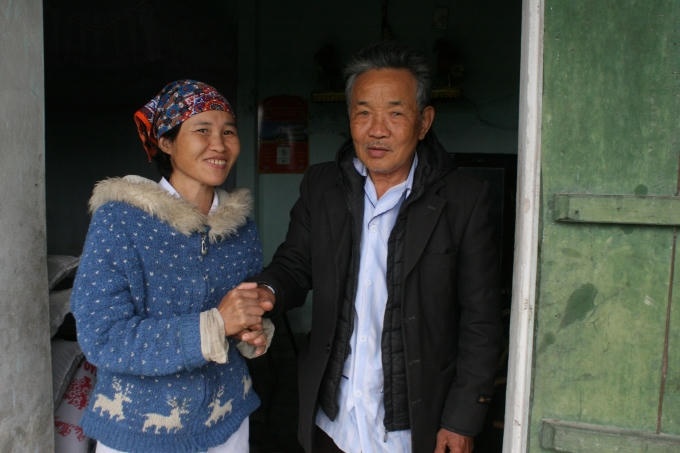 Khi chúng tôi hỏi, chị có thương bố không, chị chỉ gật đầu. Nắm tay bố thật chặt, chị bảo: "Con không bỏ tay bố đâu, bỏ ra bố lại nhốt con vào buồng". Lúc này ông Nhiễm chỉ biết cười: "Bố nhốt con làm gì" nhưng trong lòng ông là biết bao cay đắng bởi lẽ, cực chẳng đã ông mới phải làm như vậy.